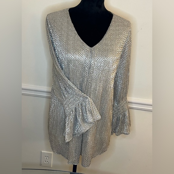 Alfani Women’s V-Neck Metallic Bell Sleeve Pullover Blouse. Medium. - Picture 4 of 10